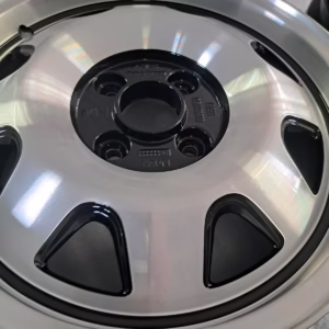 Nahaufnahme einer AtsCup Alufelge 5.5x15 5555, frisch aufgearbeitet mit Metallic-Lackierung und schwarzen Akzenten - ideal für Scirocco oder Golf1 Fans.