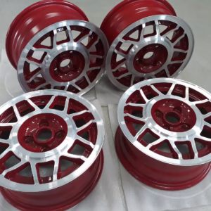 Vier Avus Snouflake Felgen Paprika Rot für die Modelle Golf 1 und Scirocco mit silberner Oberfläche sind auf einer weißen Fläche ausgestellt.