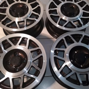 Vier Avus Snowflake Alufelgen Havanna Braun Lv8d für Golf 1 oder Scirocco im Vielspeichendesign sind auf einem gefliesten Boden angeordnet.