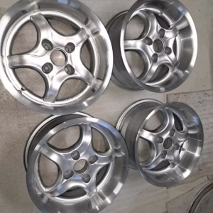 Vier silberne Brock Car Fastion B5 7x13 4x100 Leichtmetallräder im Fünfspeichendesign sind auf einem hellen Boden angeordnet, ideal für Brock Car Enthusiasten.